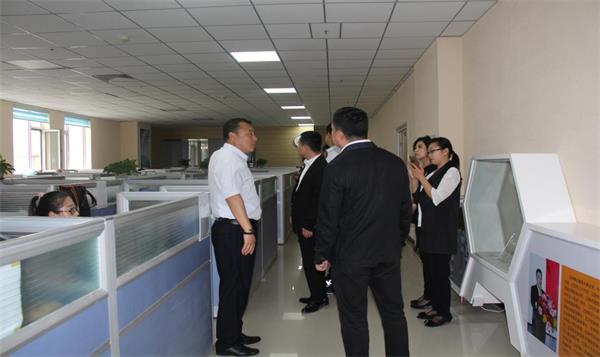 参观办公区.jpg 参观办公区.jpg