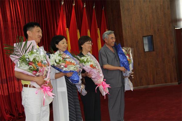 爱心企业联盟的员工代表向走进崇高钻研院辅导致敬献花.jpg 爱心企业联盟的员工代表向走进崇高钻研院辅导致敬献花.jpg
