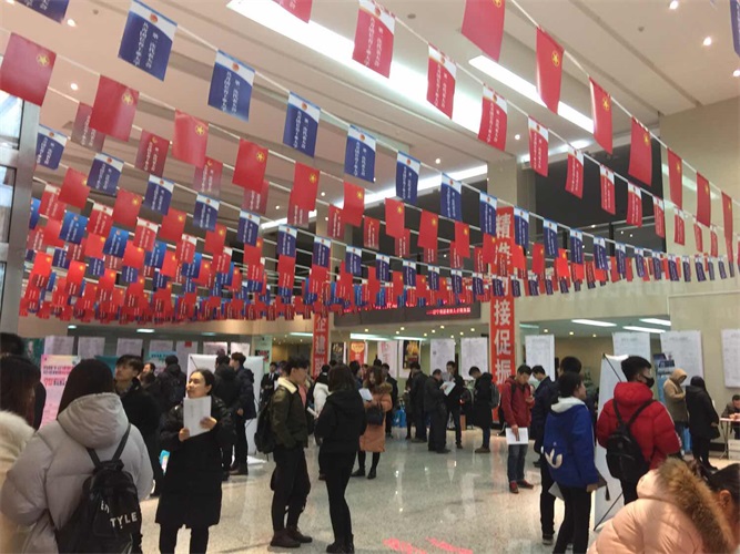长春工业大学招聘会现场.jpg 长春工业大学招聘会现场.jpg