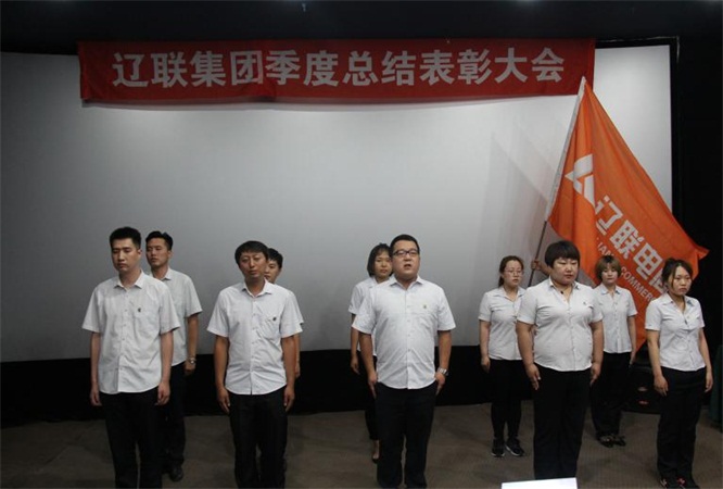 “充斥青春的高慢，为妄想奋力前杏妆