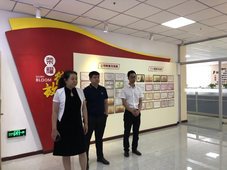 罗英男董事长一行听取集团各个项目介绍.jpg 罗英男董事长一行听取集团各个项目介绍.jpg
