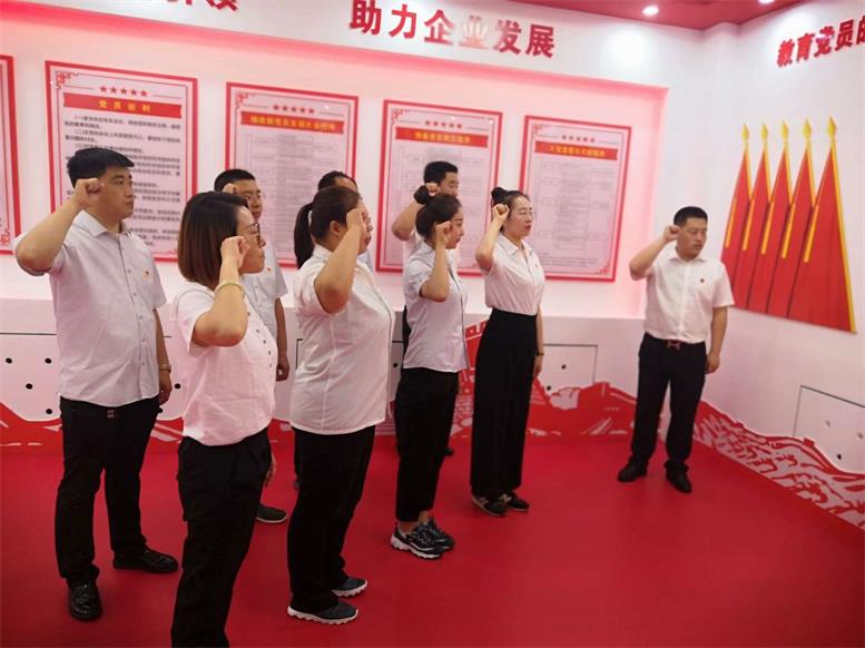 组织新党员集体宣誓、老党员沉温入党誓词.jpg 组织新党员集体宣誓、老党员沉温入党誓词.jpg