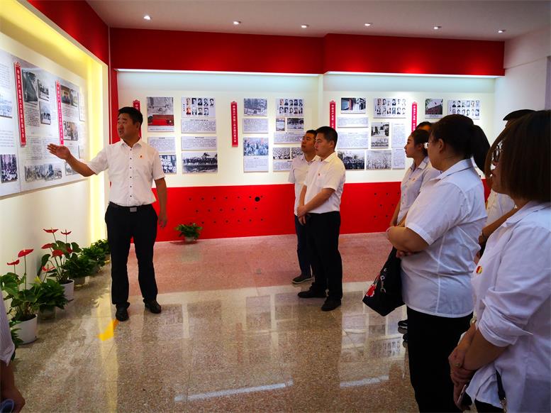 支部书记介绍党史中沉大汗青事务.jpg 支部书记介绍党史中沉大汗青事务.jpg