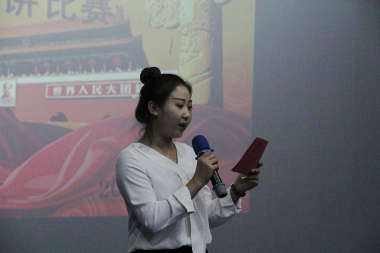 主持人颁发角逐起头.jpg 主持人颁发角逐起头.jpg